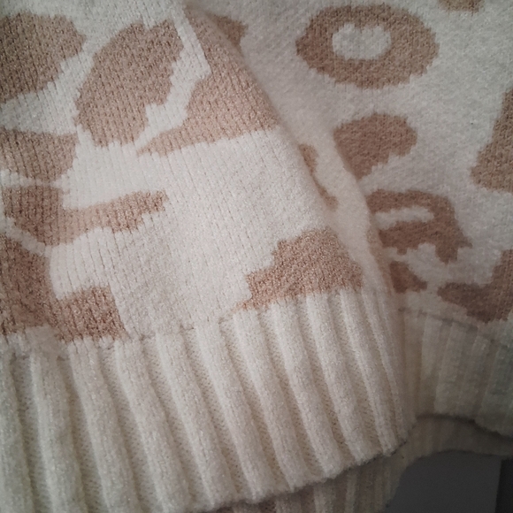 +$1🛍Pink Lily Cream and Tan Patterned Sweater - Picture 3 of 8
